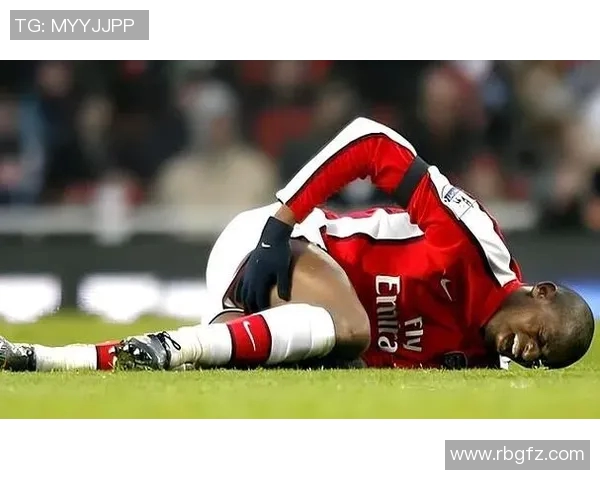 足球明星挑战极限用足球踢碎玻璃引发热议与争议