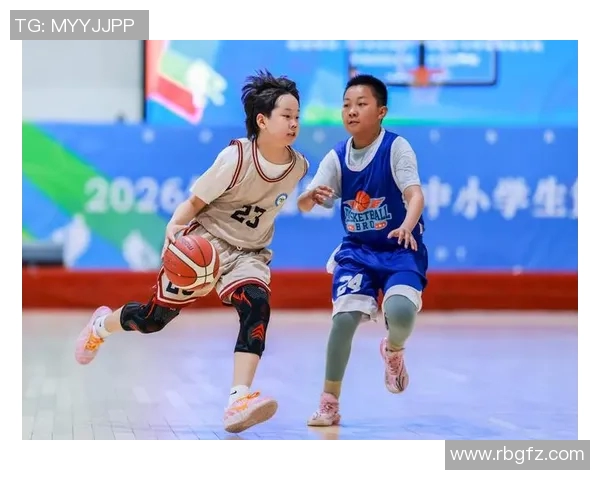小男孩勇敢挑战篮球明星展现梦想与坚持的精彩对决